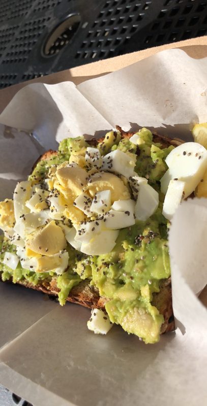 Torrada Gourmet de Abacate (Avocado Toast) com Ovo Poché Perfeito