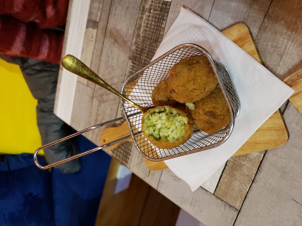 Bolinho de Arroz Frito Dourado e Crocante da Vovó