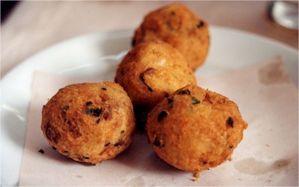 Bolinho de Bacalhau Tradicional Português com Batata e Salsa
