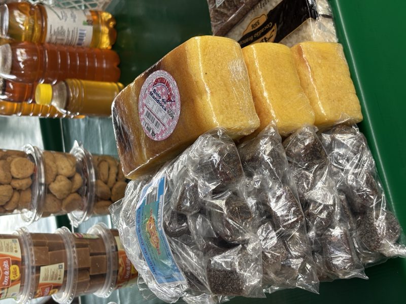 Bolo de Banana com Fundo de Caramelo Dourado Invertido
