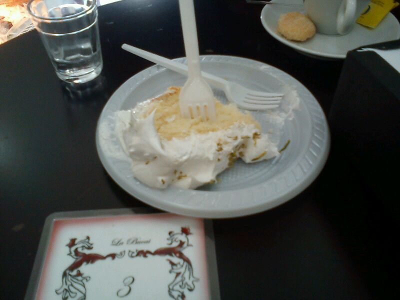 Bolo de Limão Siciliano com Cobertura Branca de Iogurte