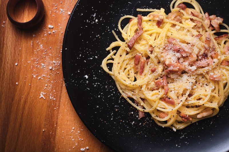 Espaguete à Carbonara Autêntico com Gemas e Queijo Pecorino