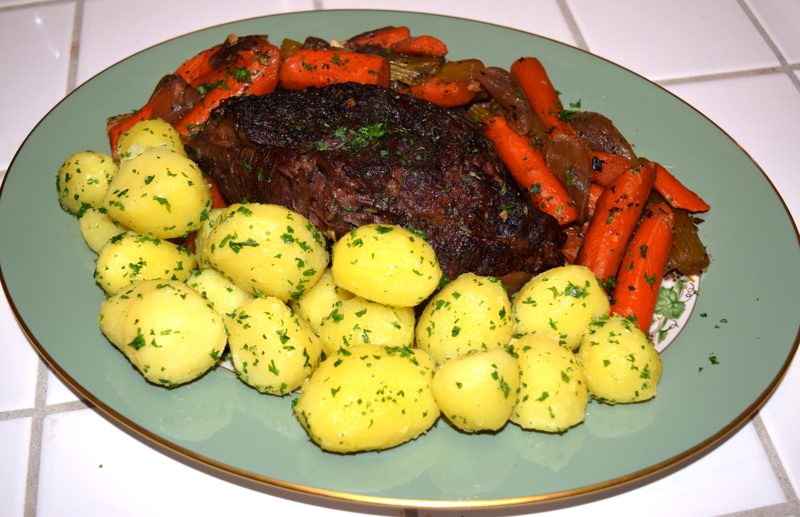 Carne de Panela Macia com Batatas e Caldo Espesso Encorpado