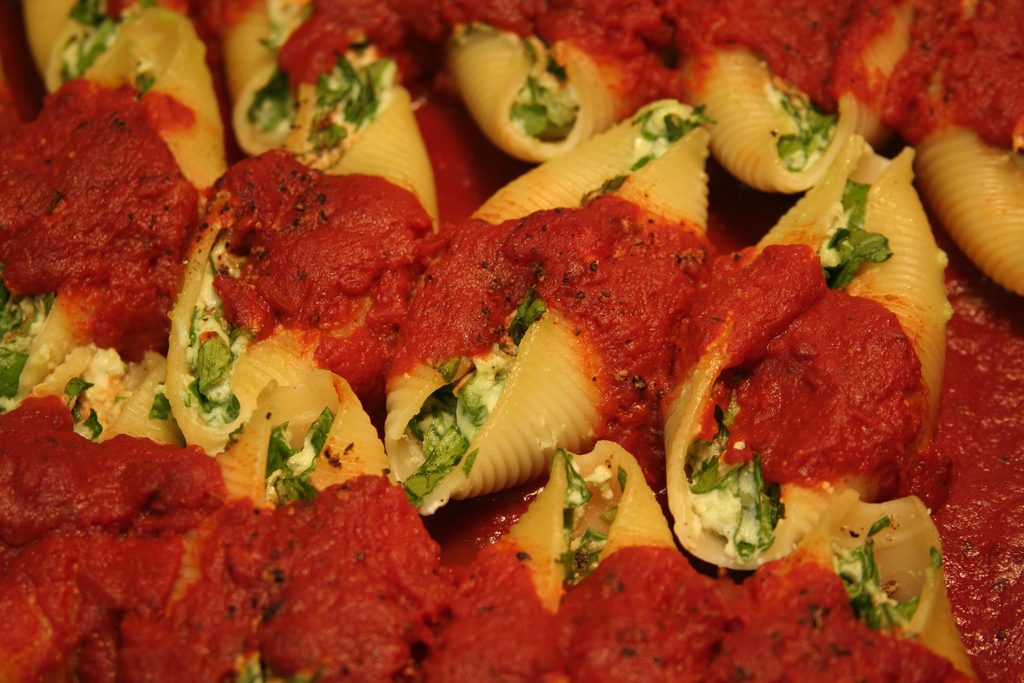 Conchiglione Recheado com Ricota, Nozes e Espinafre