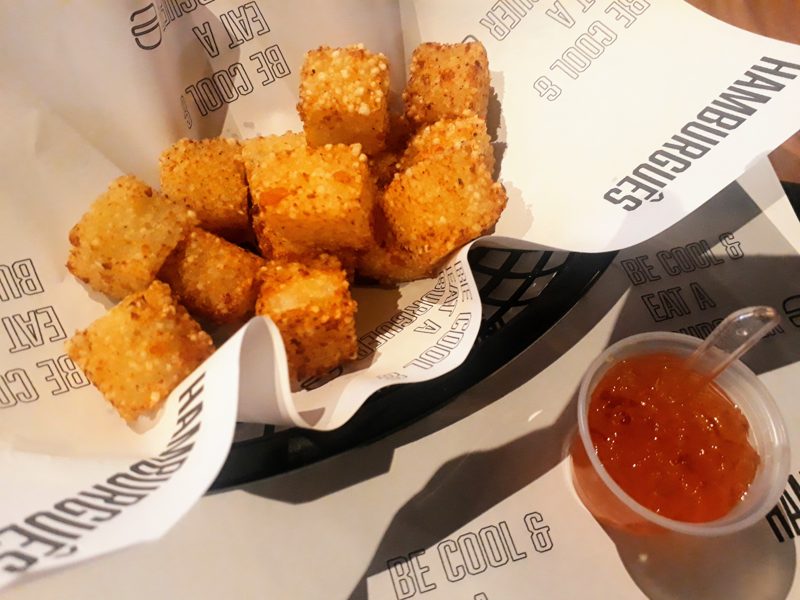Dadinho de Tapioca com Queijo Coalho Servido com Geleia de Pimenta