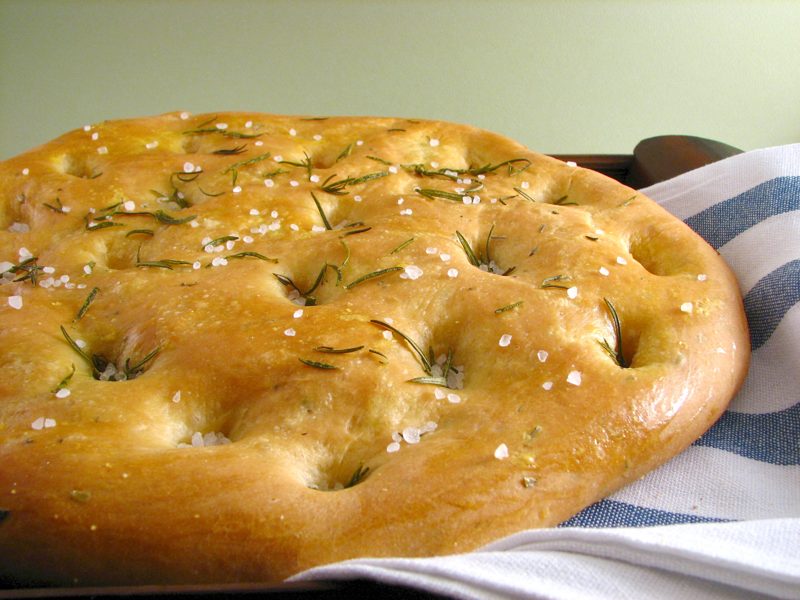 Focaccia Italiana Rústica com Azeite, Alecrim e Flor de Sal