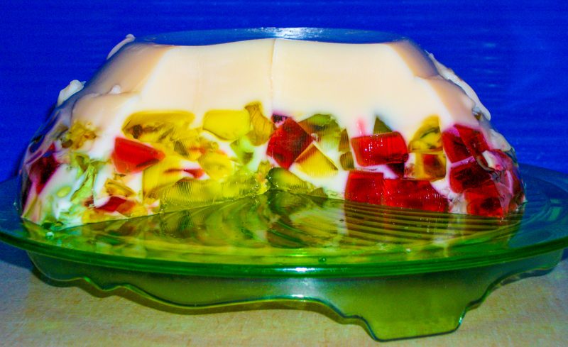 Gelatina Mosaico Colorida com Creme Branco dos Anos 90