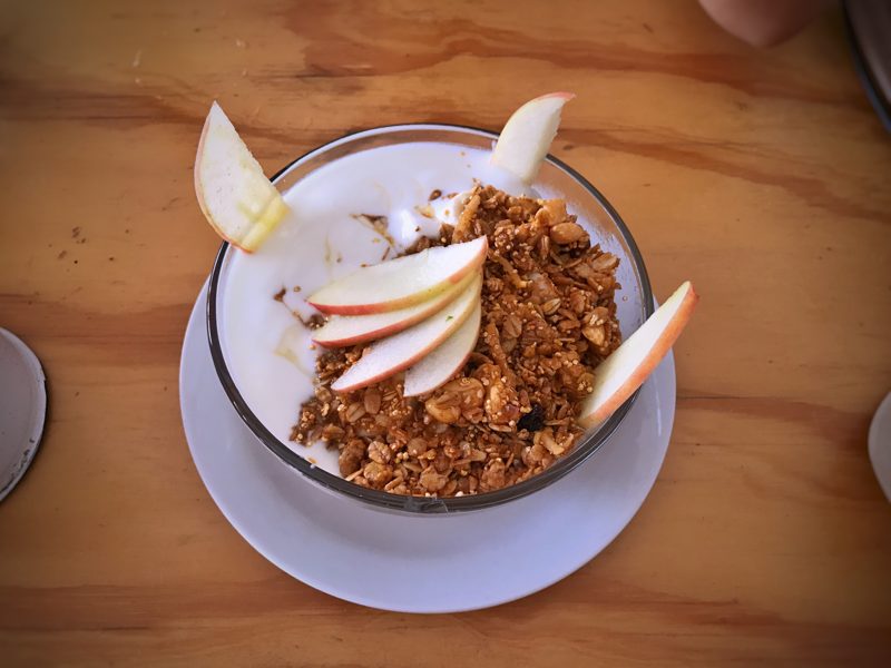 Granola Caseira Crocante Assada no Forno com Mel, Castanhas e Coco
