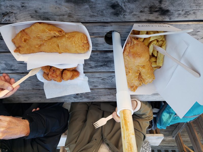 Iscas de Peixe Crocantes com Molho Tártaro de Petisco de Praia