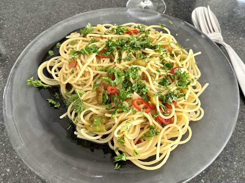 Espaguete ao Alho e Óleo com Pimenta Dourada e Salsa