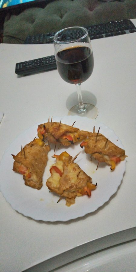 Peito de Frango Recheado com Queijo, Tomate Seco e Rúcula