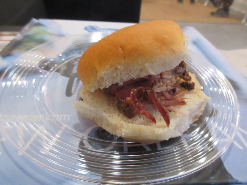 Sanduíche de Pernil no Pão Francês com Vinagrete de Estádio