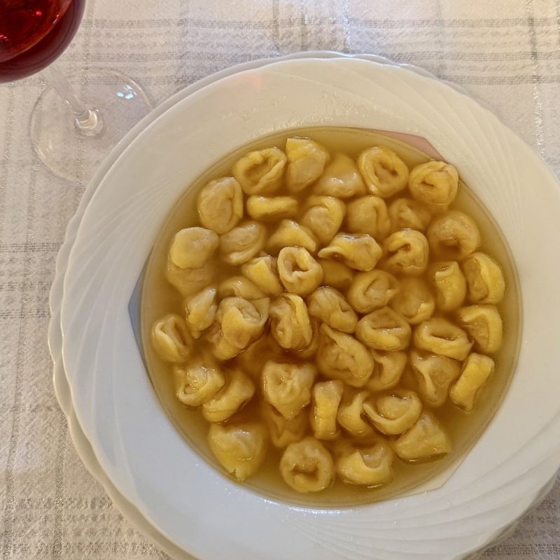 Sopa de Capeletti de Frango em Caldo Caseiro Perfumado com Sálvia