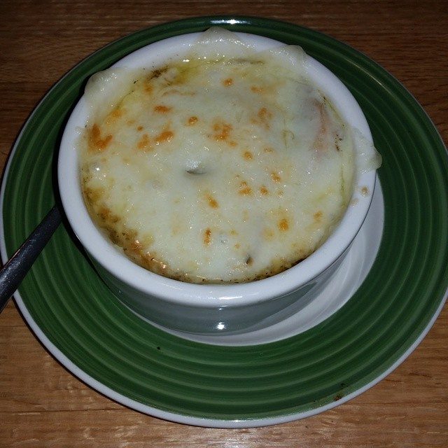 Sopa de Cebola Francesa Gratinada com Pão Italiano e Queijo Gruyère